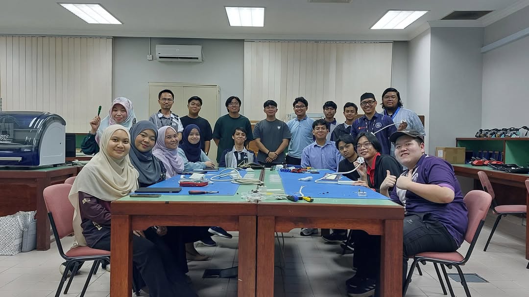 28 November 2024 - EEE technicians hosted a hands-on workshop for students